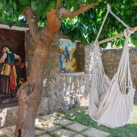 Valira's Antique House - A Timeless Getaway בית נופש Valíra