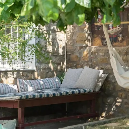 Valira's Antique House - A Timeless Getaway בית נופש *